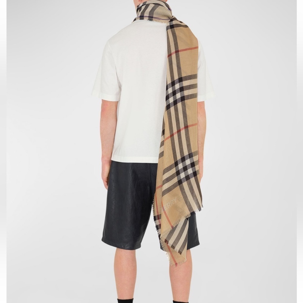 Burberry
Check Lightweight Gauze Wool Scarf - Picture 2 of 3
